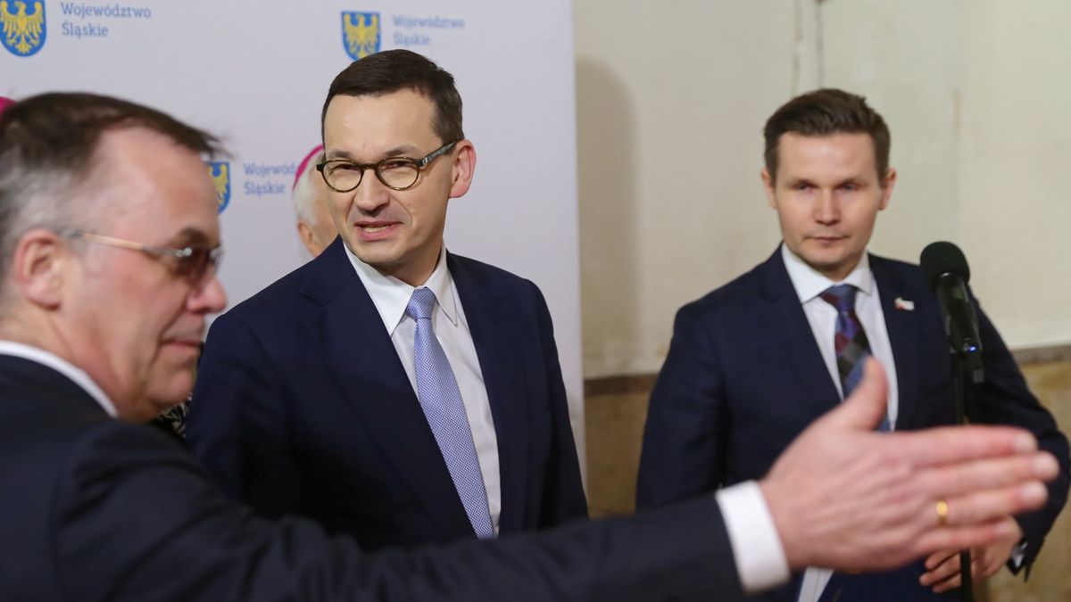 Jarosław Sellin, wiceminister kultury, mówi, że dostosuje się do "decyzji przywódczych".