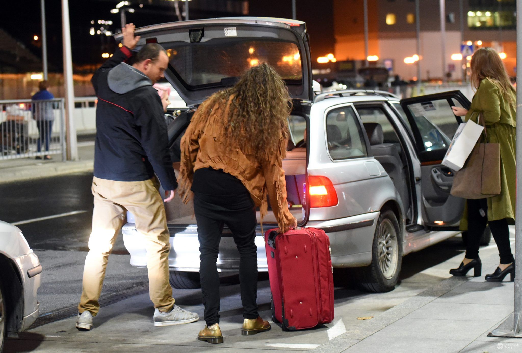 Michał Szpak pomógł włożyć walizkę Marleny do taxi