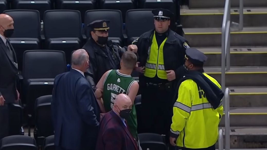 Materiały prasowe / Bleacher Report / Na zdjęciu: aresztowany kibic, który rzucił butelką z Irvinga