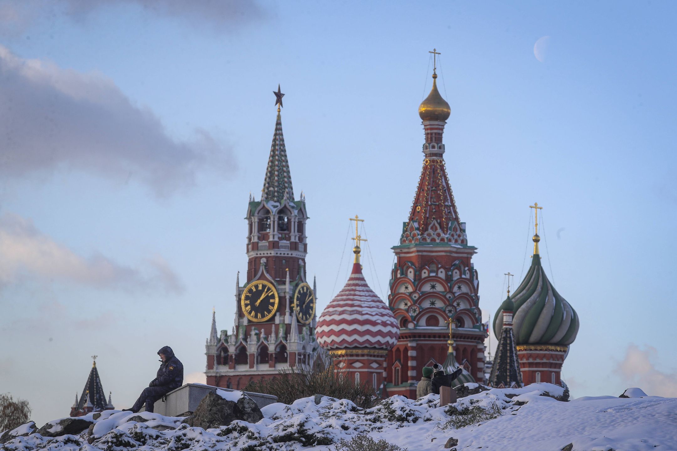 Winter arrives in Moscow
epa10308335 A man sits in front of Moscow Kremlin and St. Basil's Cathedral after a snowfall in downtown Moscow, Russia, 16 November 2022. Meteorological winter has come to Moscow. On 15 November, heavy snowfall began in the capital, which did not stop at night. Utilities are clearing roads and sidewalks, and weather forecasters say the snow cover will not melt until spring.  EPA/MAXIM SHIPENKOV 
Dostawca: PAP/EPA.
MAXIM SHIPENKOV