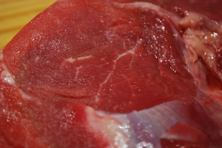 Surowa wołowina zrazowa górna bez kości (samo mięso)
