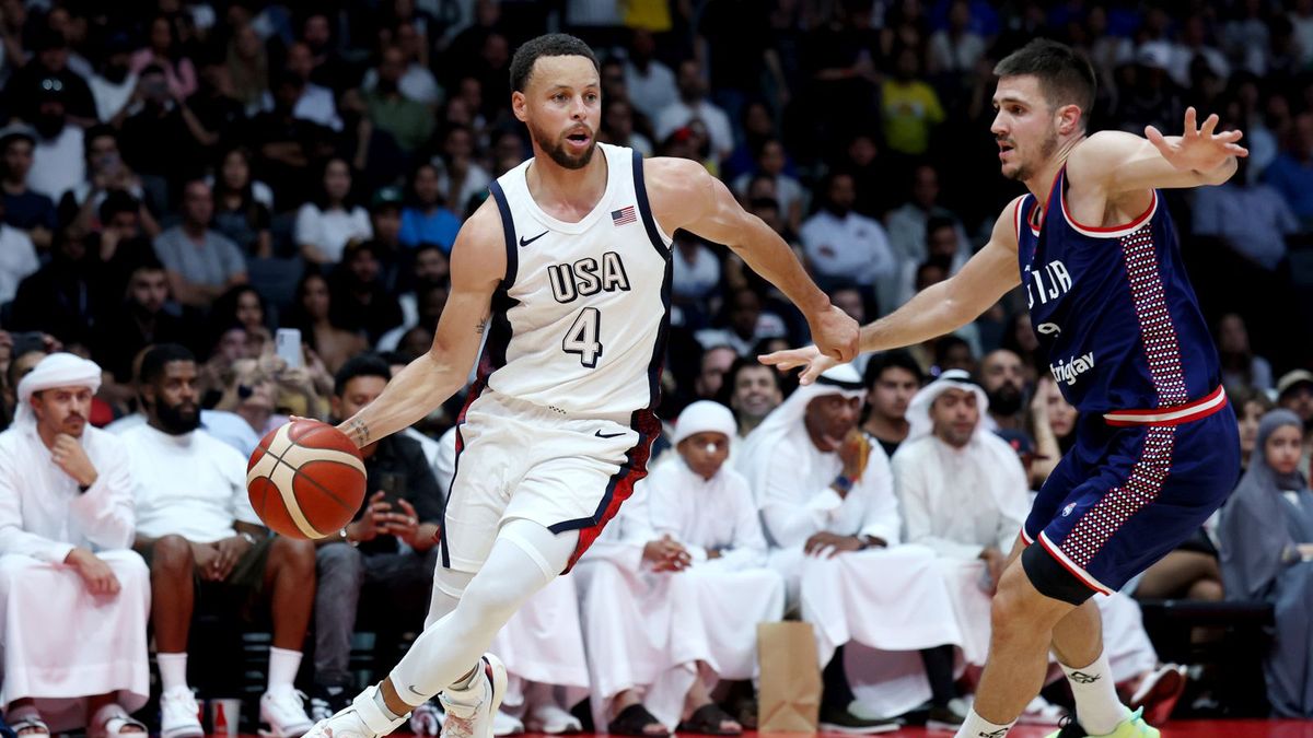 Getty Images / Christopher Pike / Na zdjęciu: Stephen Curry (przy piłce) w meczu z Serbią