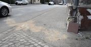 Wałbrzych: Samochód uderzył w narożnik budynku przy ul. 11 Listopada