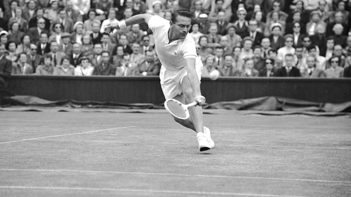 Jaroslav Drobny podczas ćwierćfinałowego meczu Wimbledonu w 1954 r