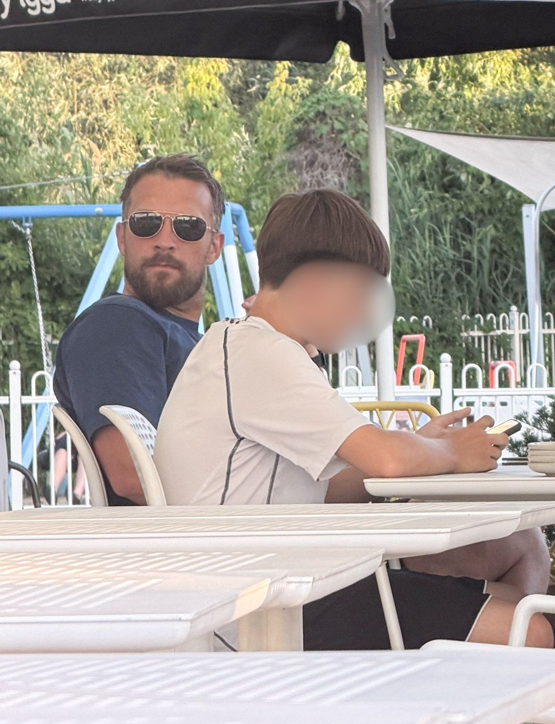 Dorota Gardias z partnerem i dziećmi w restauracji