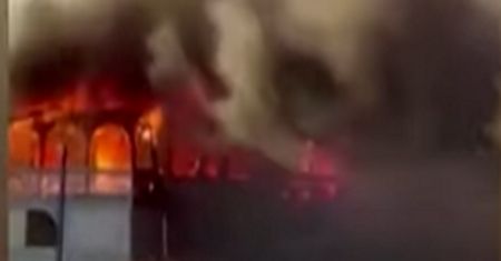 Karaiby. Płonie wyspa koło Hondurasu