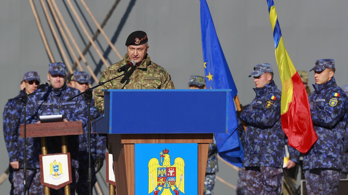 Arrival ceremony of the Romanian Navy minesweeper M 270 at the Black Sea
epa11037185 General Vlad Gheorghita (C), Romanian Army Chief of Staff, delivers his speech during the welcome ceremony organized for the arrival of the Romanian Navy minesweeper M 270 'Sublieutenant Ion Ghiculescu' at the military port of Constanta city, 226 Km south-east from Bucharest, Romania, 19 December 2023. The minesweeper M 270 warship, formerly HMS Blyth in the British Royal Navy, is the first of two minesweepers acquired through the government-to-government agreement concluded between Romania and Britain. Turkey, Romania and Bulgaria are expected to sign an agreement in January 2024, in Istanbul, on a joint plan to seek and destroy mines drifting in the Black Sea waters as a result of the war in Ukraine.  EPA/ROBERT GHEMENT 
Dostawca: PAP/EPA.
ROBERT GHEMENT