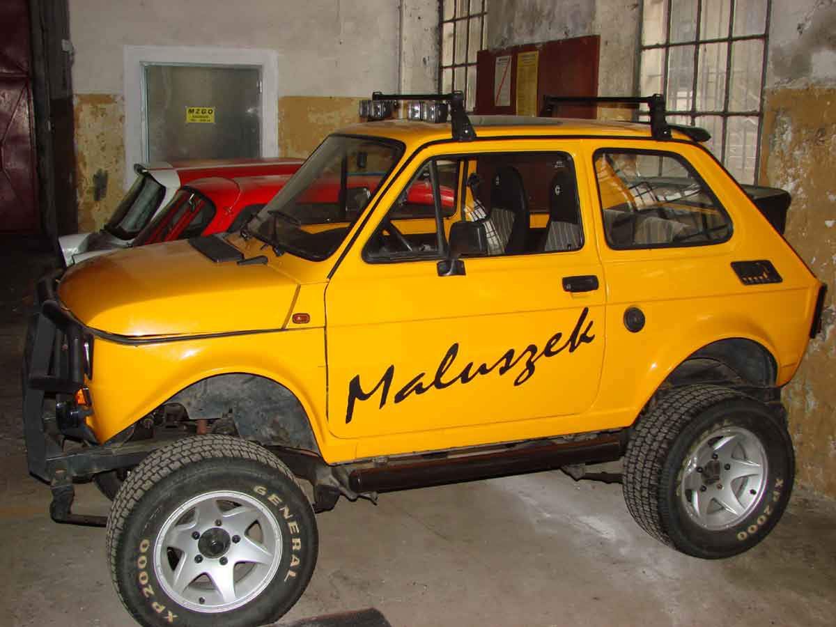 Fiat 126P Suzuki Samurai (fot. muzeumtechniki.eu)