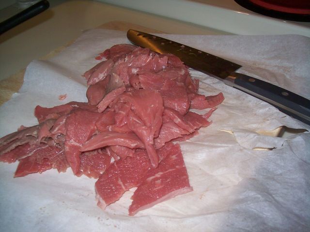 Surowa wołowina zrazowa górna bez kości (samo mięso, II klasa mięsa)