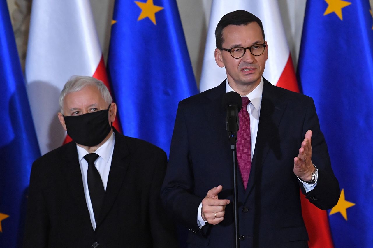 Warszawa, 30.09.2020. Premier Mateusz Morawiecki (P) oraz prezes PiS Jarosław Kaczyński (L) podczas konferencji prasowej dot. informacji na temat planowanych zmian w składzie Rady Ministrów w siedzibie KPRM w Warszawie, 30 bm. Premier ogłosił m.in., że Jarosław Kaczyński obejmie funkcję wicepremiera. (kf) PAP/Radek Pietruszka