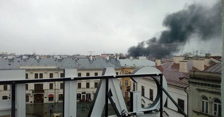 Pożar na budowie hotelu przy ul. Probostwo. Ciemne kłęby dymu nad Lublinem