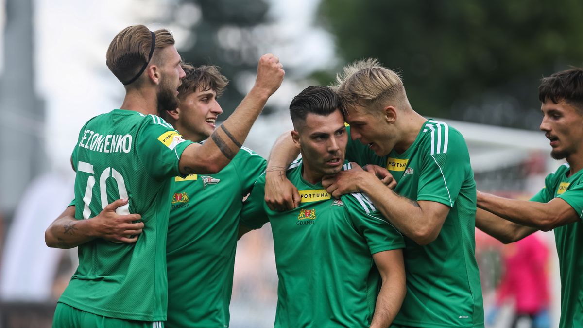 piłkarze Lechii Gdańsk świętują strzelenie gola
