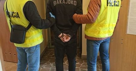 Chłopak leżał, a oni go bili i kopali. Film dotarł do policjantów