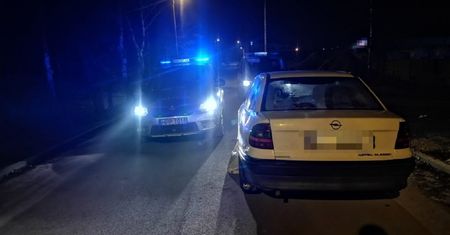 Kierowca zamknięty w aucie. Policjantów zdziwiło, kto siedział obok
