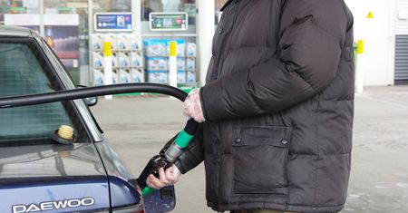 Kradną paliwo na stacjach. "Zatankował za 800 zł, zapłacił za hot doga i odjechał"