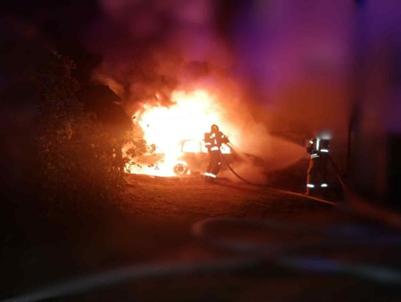 Podlaskie: 42-latek ukradł ojcu kluczyki do samochodu i wjechał w dom. Auto spłonęło, a on schował się w krzakach