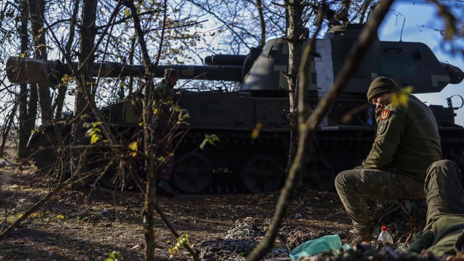 Russian invasion of Ukraine
epa10273235 Ukrainian soldiers take a break in northern Kherson region, Ukraine, 29 October 2022. Russian troops on 24 February entered Ukrainian territory, starting a conflict that has provoked destruction and a humanitarian crisis.  EPA/HANNIBAL HANSCHKE 
Dostawca: PAP/EPA.
HANNIBAL HANSCHKE