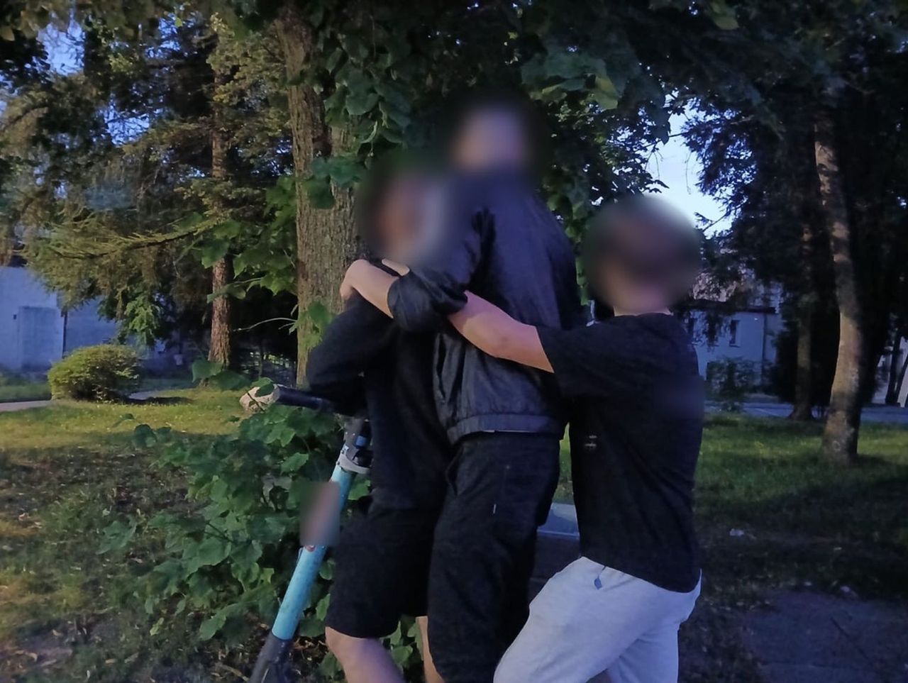 Ostróda: Jechali w trójkę na jednej hulajnodze elektrycznej. Policjanci przerwali jazdę i wlepili mandaty