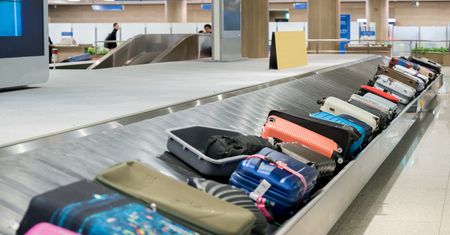 Stewardessa radzi, jakich walizek unikać. Są popularne wśród turystów