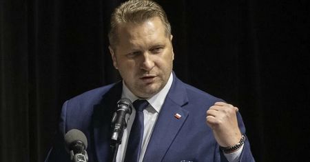 Czarnek chce szturmu ludzi do świątyń. "Módlmy się o przegięcie"
