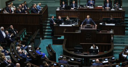 Nowy sondaż partyjny. Mocny debiut formacji Brauna