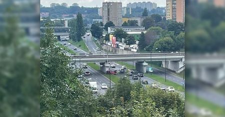 Wypadek na al. Witosa. Samochód uderzył w betonowy filar wiaduktu kolejowego