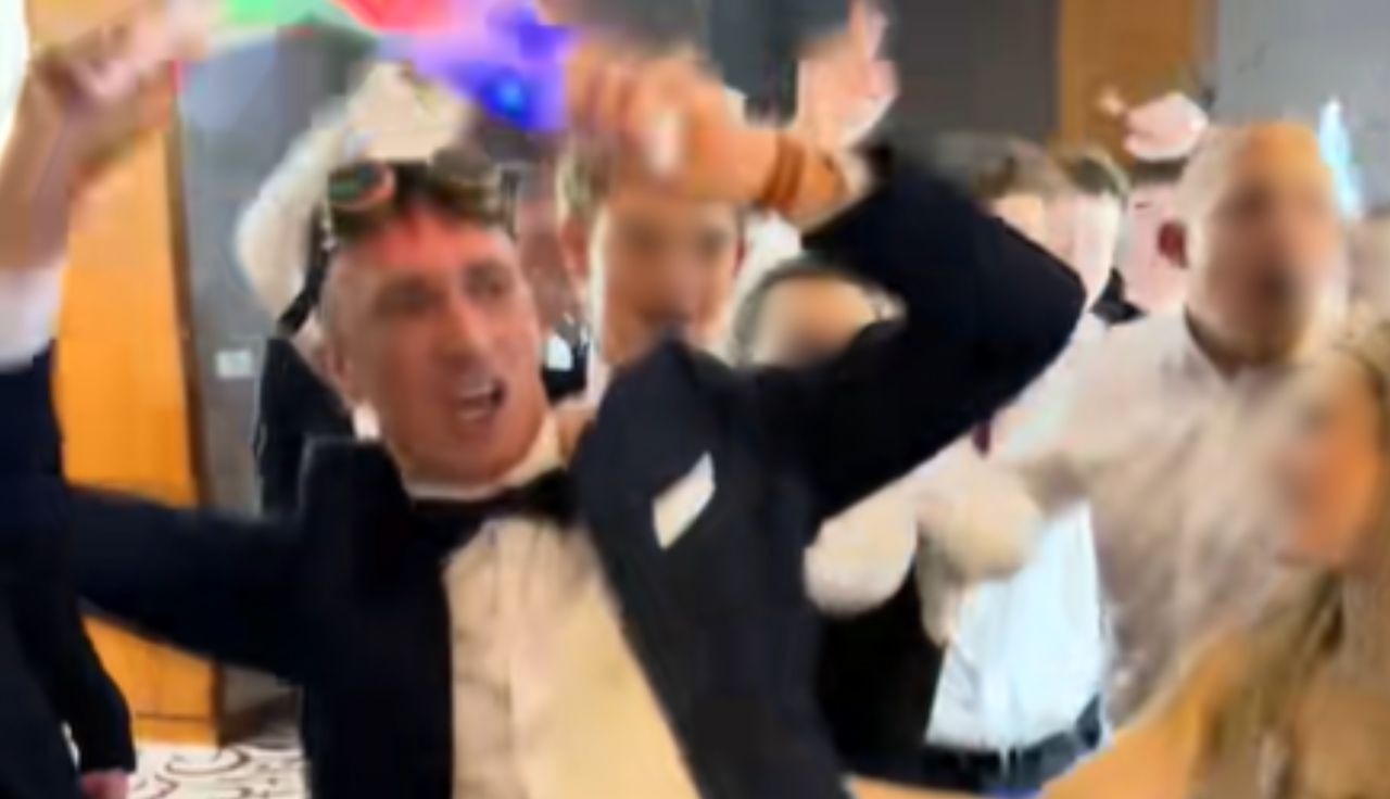 Wszyscy patrzą na dyrektora. Show na studniówce. Niesie się filmik