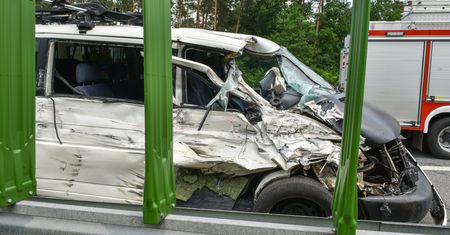 Zderzenie wojskowej ciężarówki z busem na S3. Ranne dzieci