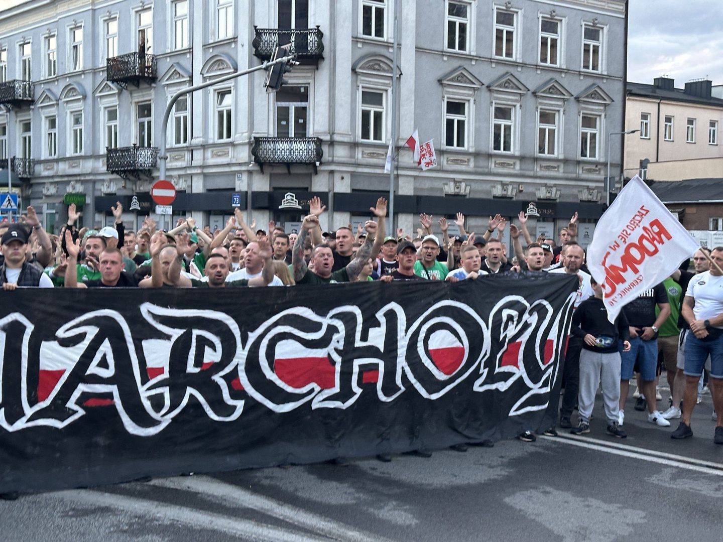 Pod pomnikiem manifestowało kilkuset kibiców Radomiaka Radom.