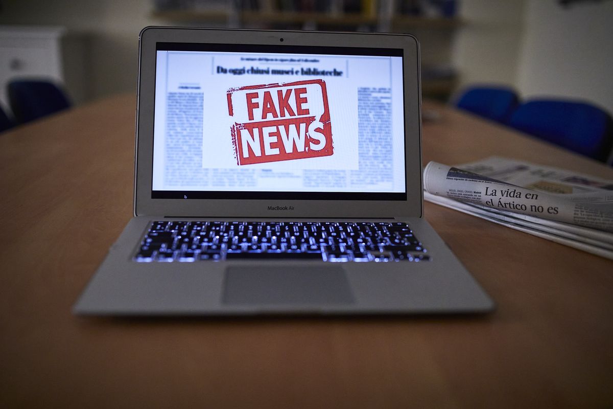 Milion kary za fake newsy o COVID-19. Planują bat na social media 