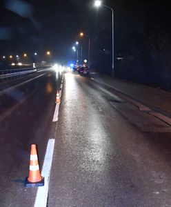 Robił pompki na jezdni. W końcu wpadł pod auto