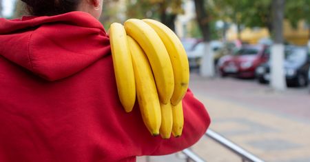 Wsadzają banany do koszyka. Tak singielki szukają męża w marketach