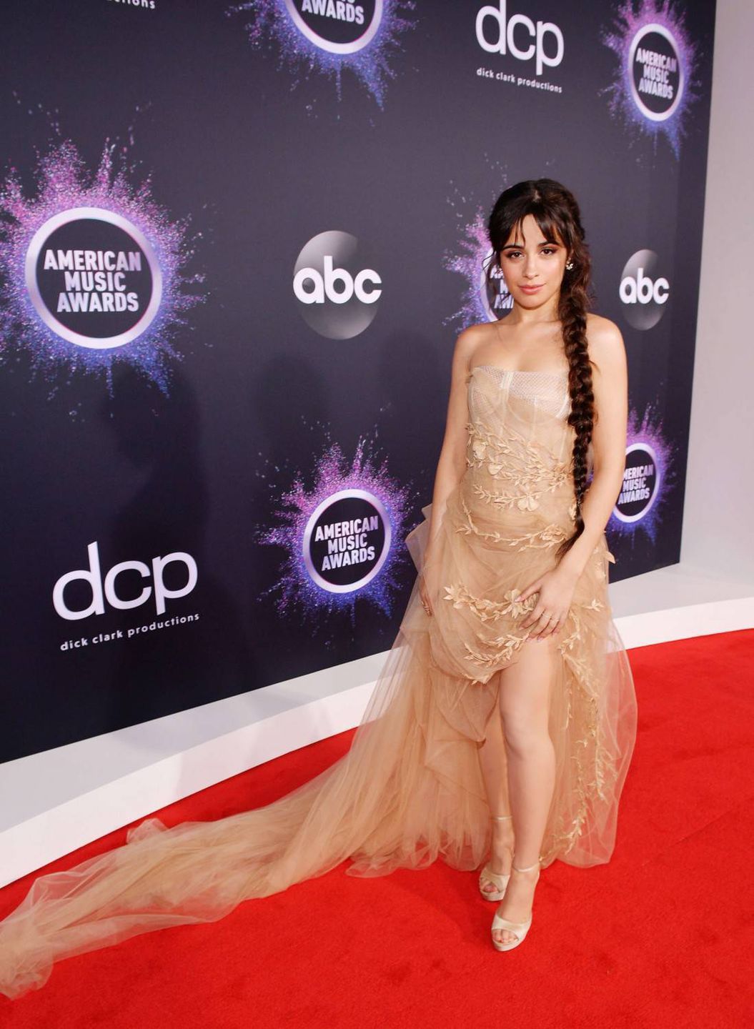 Camila Cabello – American Music Awards 2019, kreacja: Oscar De La Renta