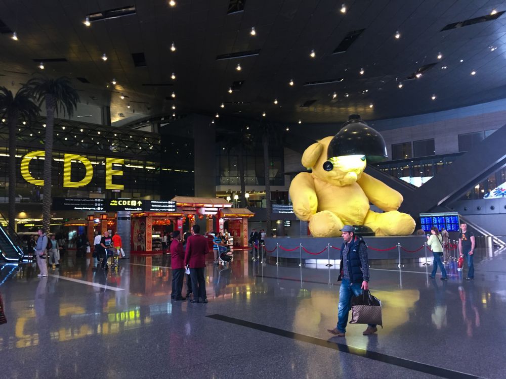 Terminal lotniska w Doha z wielkim misiem