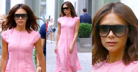 Wiecznie młoda Victoria Beckham w różowej sukience własnego projektu