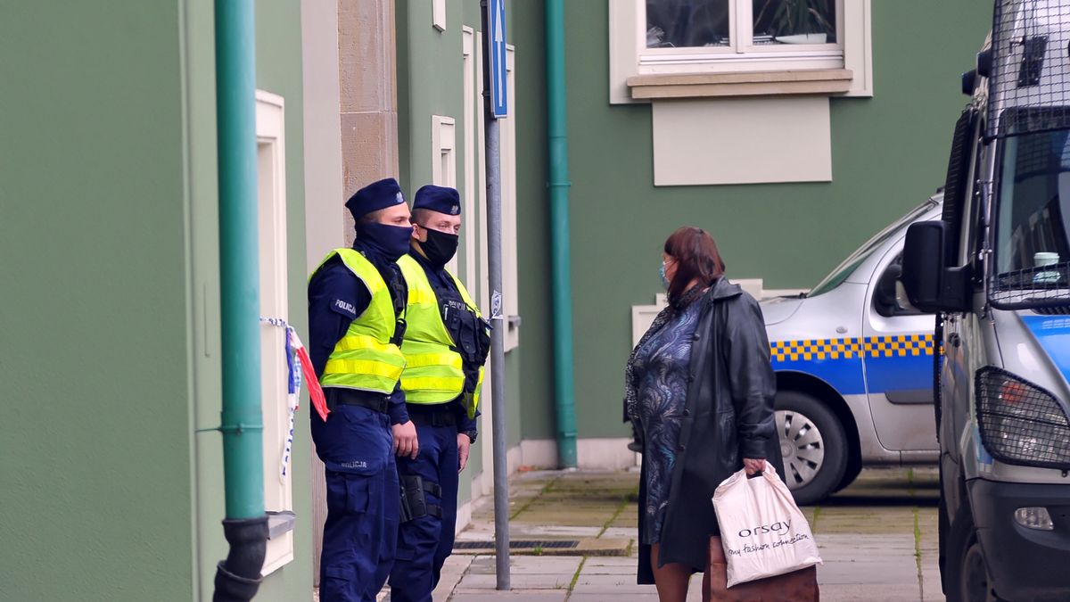 Policja pilnuje nakazu noszenia maseczek.