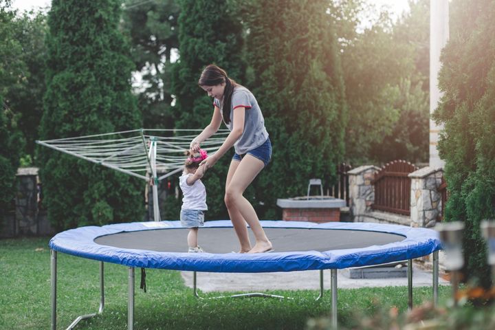 Skoki na trampolinie mogą być niebezpieczne dla dzieci