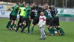 Piłkarze Stali wygrali derby, kibice gorąco ich powitali (wideo)