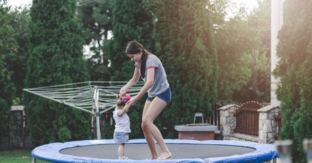 Uwaga na trampoliny. Niebezpieczna rozrywka