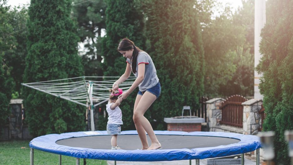 Skoki na trampolinie mogą być niebezpieczne dla dzieci