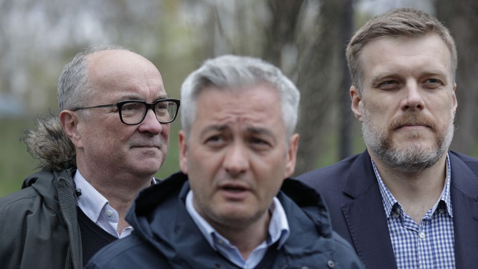 Warszawa 22.04.2022. Liderzy Lewicy sadza drzewa w parku Kepa Potocka z okazji Dnia Ziemi. N/z Wlodzimierz Czarzasty, Robert Biedron, Adrian Zandberg.