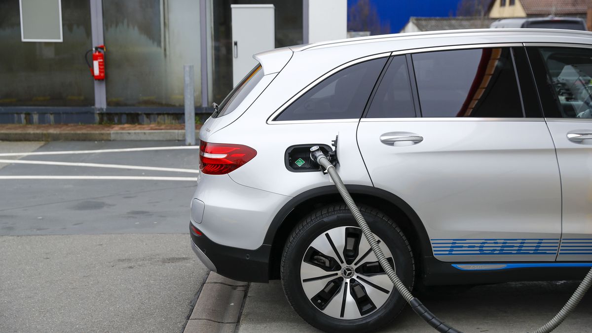A hydrogen fuel pump sits connected to a Mercedes-Benz GLC F-Cell hybrid plug-in SUV automobile, manufactured by Daimler AG, at a Royal Dutch Shell Plc gas station in Sindelfingen, Germany, on Thursday, Feb. 26, 2020. Shipments of hydrogen fuel cells grew by more than 40% last year as proponents of the technology worked to establish it alongside lithium-ion batteries as a way to remove pollution from transportation. Photographer: Alex Kraus/Bloomberg via Getty Images