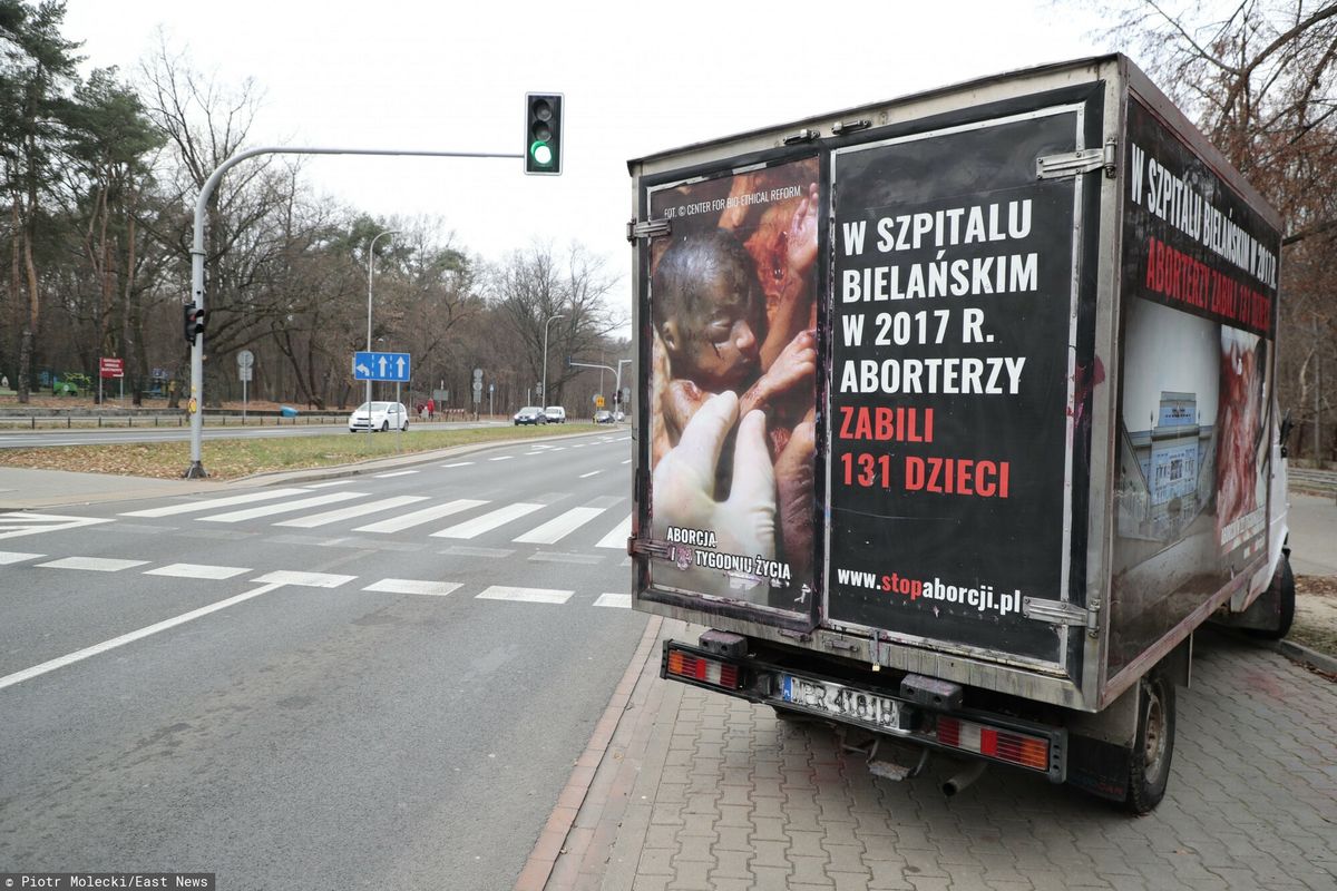 Warszawscy radni uchwalili zakaz dla furgonetek pro-life i anty LGBT+