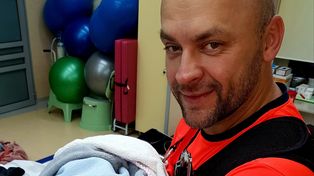 Strażnik graniczny odebrał poród w domu. Zdjęcie obiegło internet