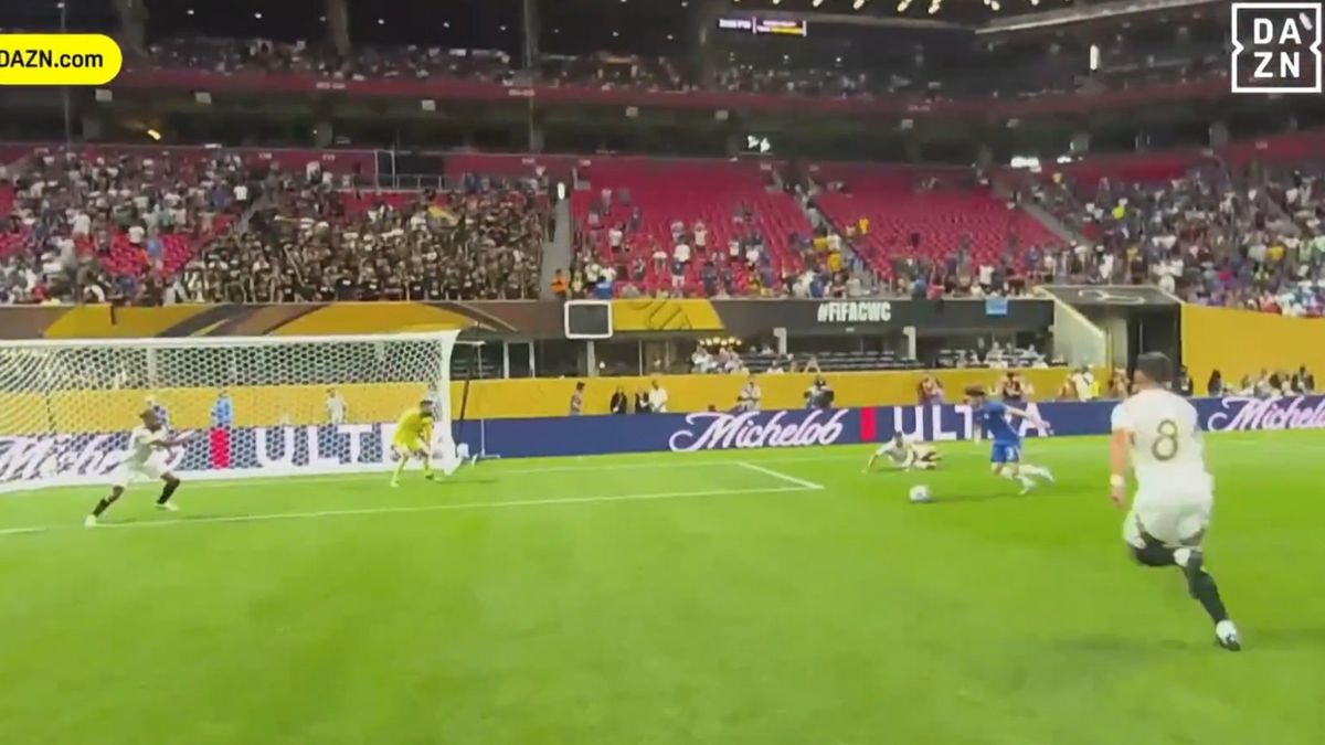 Twitter / DAZN Football / gol widziany z perspektywy sędziego