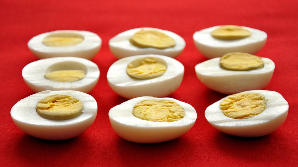 Skąd bierze się sina otoczka na żółtku?