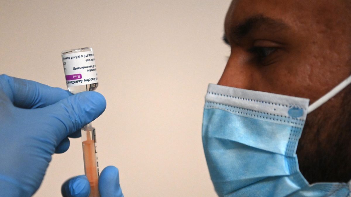 AstraZeneca dostarczy mniej dawek szczepionki