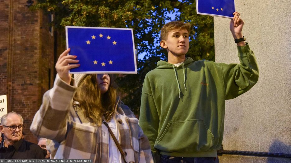 Protesty proeuropejskie po decyzji TK
FOTO. PIOTR LAMPKOWSKI/SUPER EXPRESS, PROTESTY PRZECIWKO ORZECZENIU TRYBUNALU KONSTYTUCYJNEGO O NIEZGODNOSCI PRZPISOW TRAKTATU O UNI EUROPEJSKIEJ Z POLSKA KONSTYTUCJA, TORUN, 10.10.2021  WSZYSTKIE ZDJECIA NA HTTP://AGENCJA.SE.COM.PL
PIOTR LAMPKOWSKI/SE/EASTNEWS
