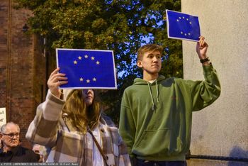 Co młodzi Europejczycy myślą o demokracji? Media o niepokojącej tendencji