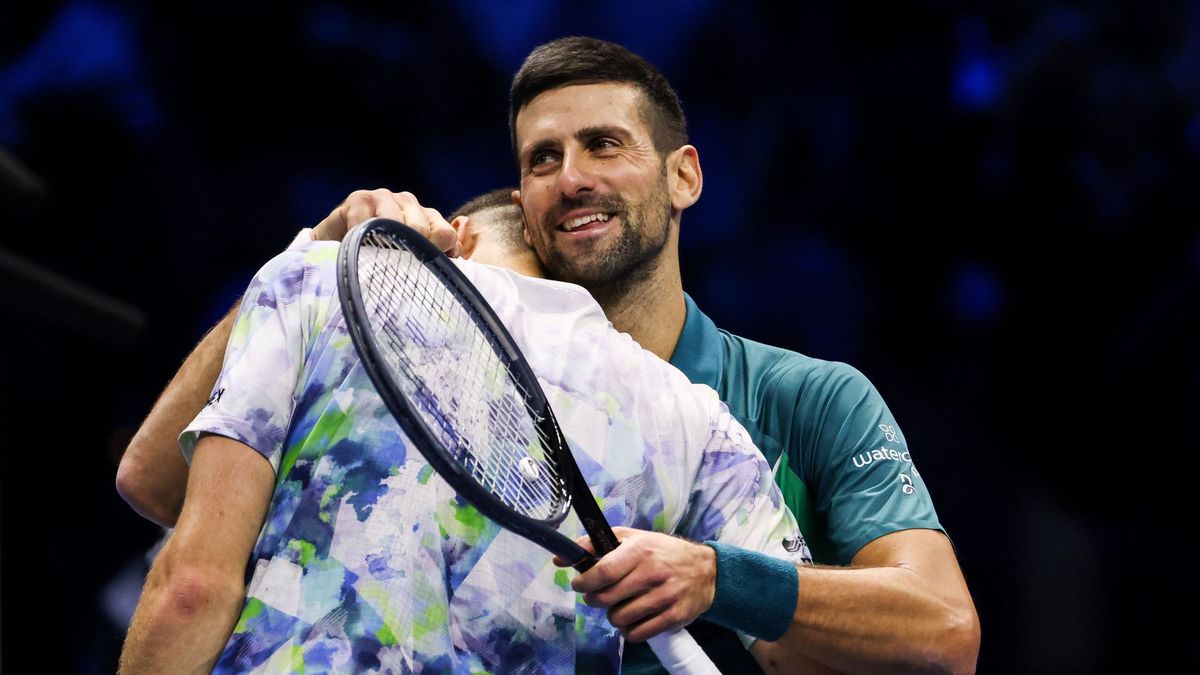 Zdjęcie okładkowe artykułu: Getty Images / Shi Tang / Novak Djoković obejmujący Huberta Hurkacza